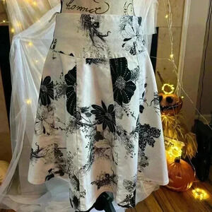 Lucy Paris Black & White Floral Skirt. Medium. Preowned.